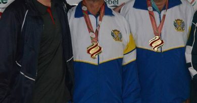 Celito Bloemer e Augostinho Beger, acompanhados de Gabriel Vandresen, recebendo a premiação de Campeão Estadual de Canastra, em 2013.