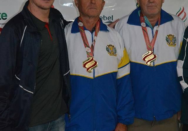 Celito Bloemer e Augostinho Beger, acompanhados de Gabriel Vandresen, recebendo a premiação de Campeão Estadual de Canastra, em 2013.